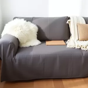 Czym przykryć kanapę w salonie