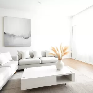 Jak rozjaśnić szary salon