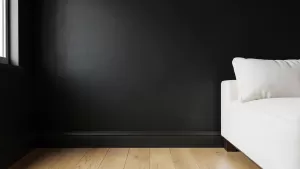 jedna czarna ściana w salonie