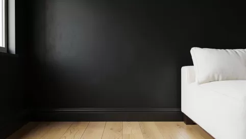 jedna czarna ściana w salonie